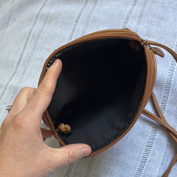 Esprit Vintage Brown Crossbody Bag with Sleek Design - Picture 7 of 14